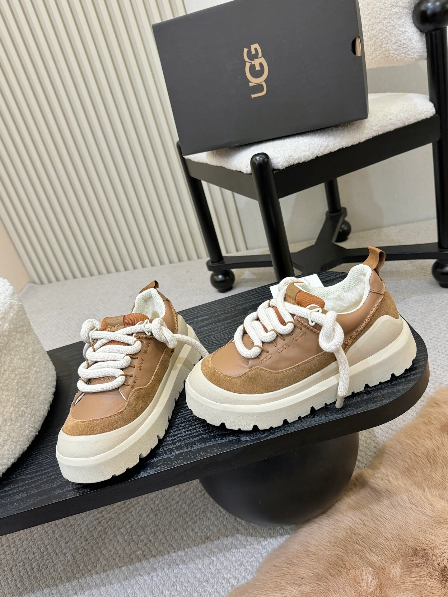 Men's shoes pP600! New UGG is on the market! Autumn and winter modern casual men's and women's low-cut shoes, snow boots, slippers, two-way shoes, this set of ugly bread shoes 🤏 Suede + sheepskin integrated lining, super convenient to step on. Adjustable upper straps. Velcro design adapts to various foot types. Thick soles hide flesh and are sexy, and feel like stepping on cotton☁️ When you go out on the street, you are chased and asked 🔗 Do you want to be lazy and fashionable in autumn and winter? Just lock this one💥 Style number, 1171355, size 35-41, men’s size 39-45